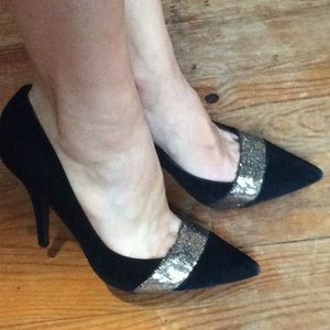 Jessica Simpson Black & Gold Pumps